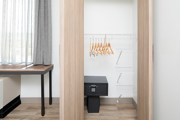 SpringHill Suites by Marriott - Walk-In Closet