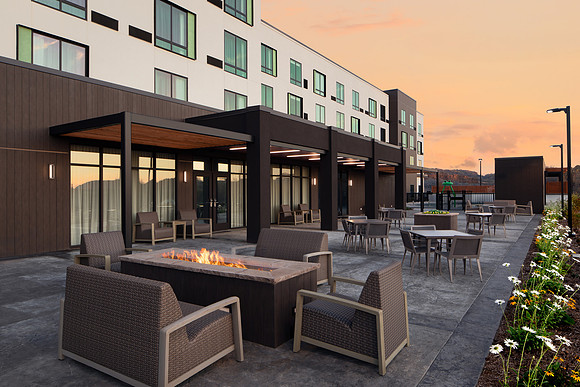 Courtyard by Marriott - Outdoor fireplace and patio