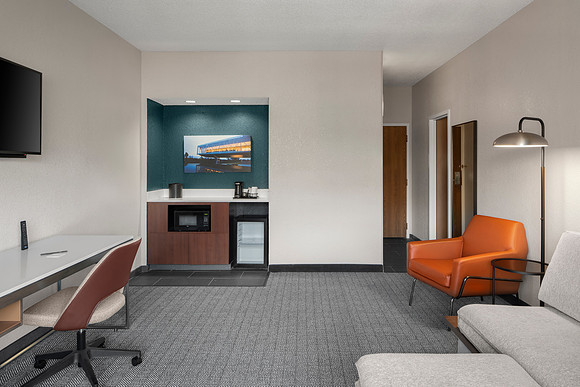Courtyard by Marriott - Living Room