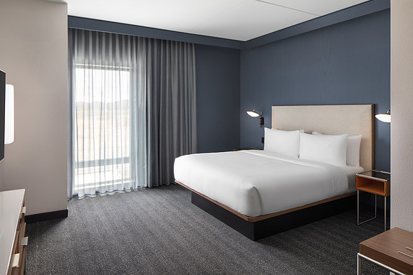 Courtyard by Marriott - Suite Bedroom